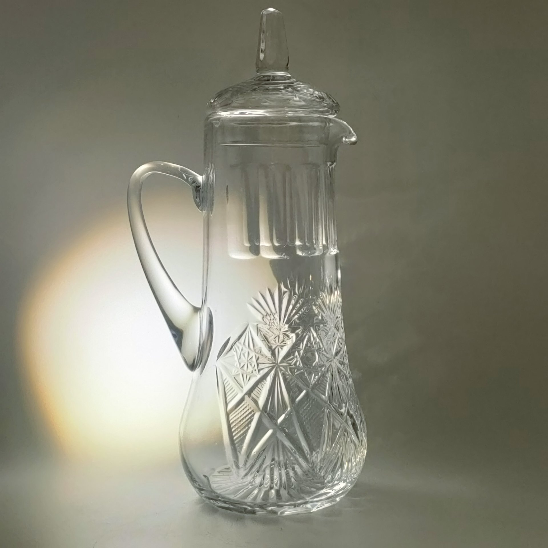 Кувшин для напитков с крышкой, украшенный рельефным декором, стекло, алмазная грань, СССР, 1960-1990 гг.