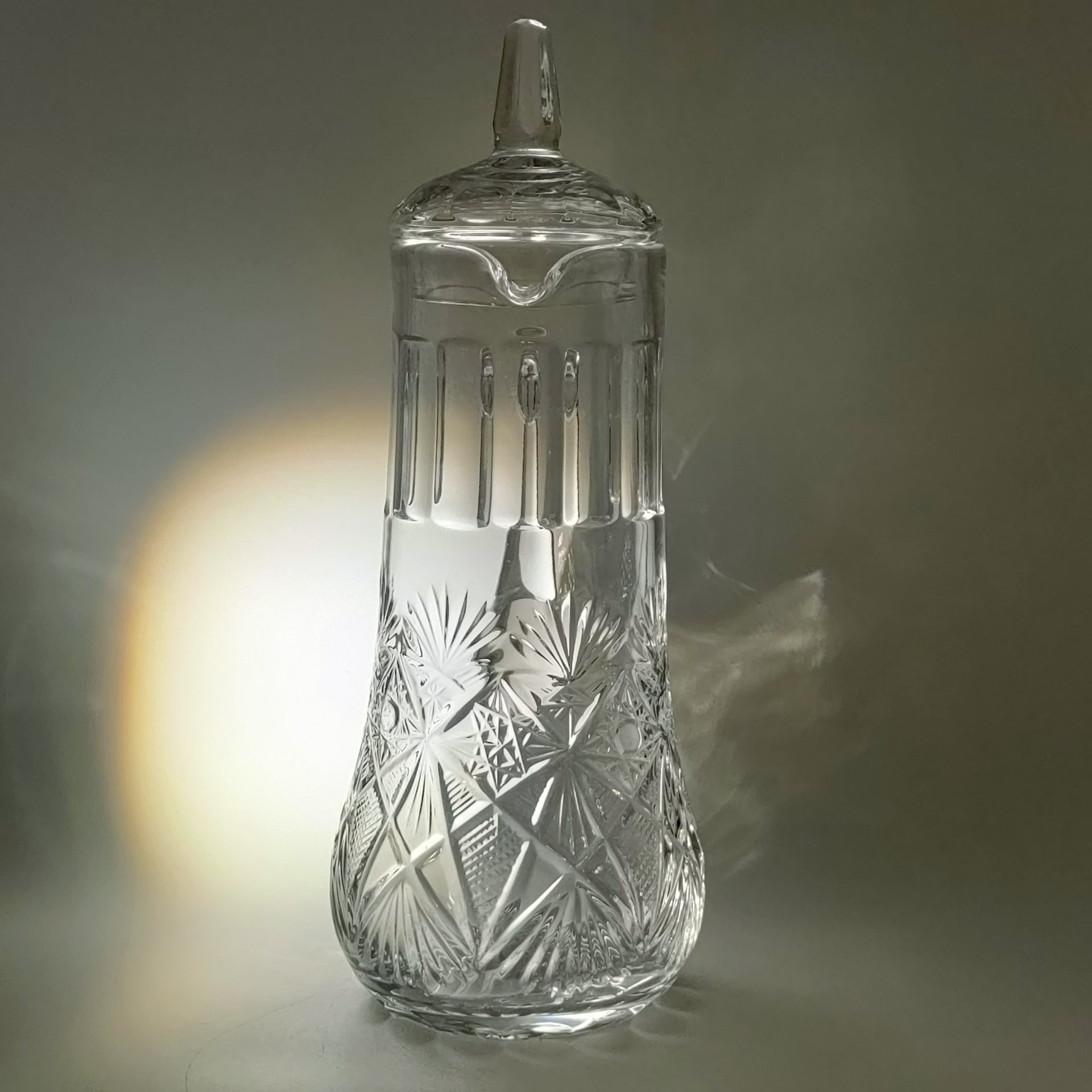 Кувшин для напитков с крышкой, украшенный рельефным декором, стекло, алмазная грань, СССР, 1960-1990 гг.