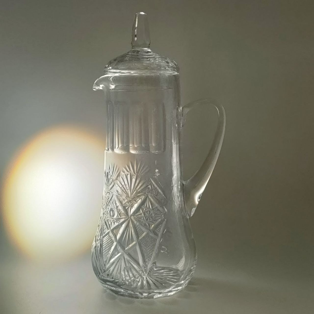 Кувшин для напитков с крышкой, украшенный рельефным декором, стекло, алмазная грань, СССР, 1960-1990 гг.