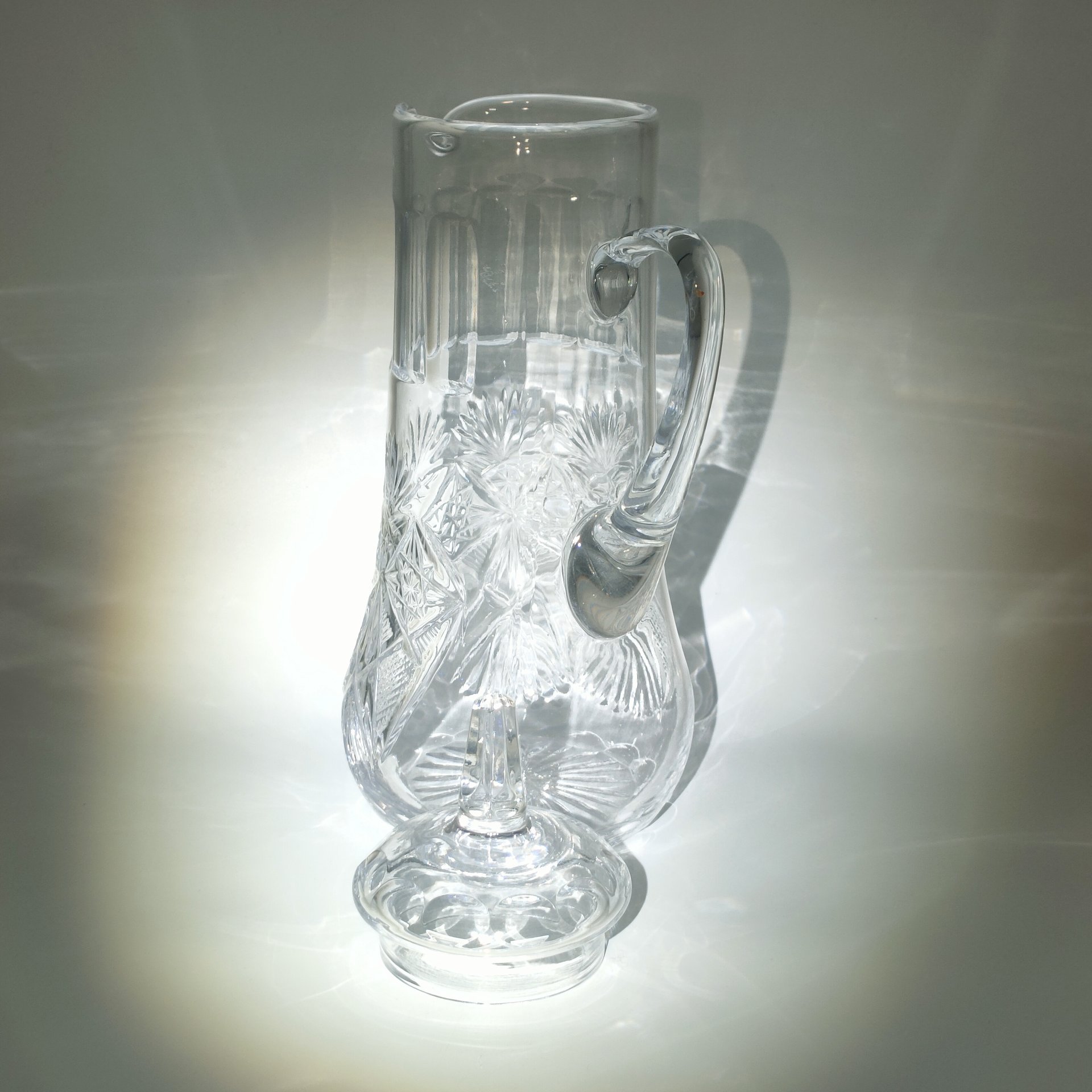 Кувшин для напитков с крышкой, украшенный рельефным декором, стекло, алмазная грань, СССР, 1960-1990 гг.