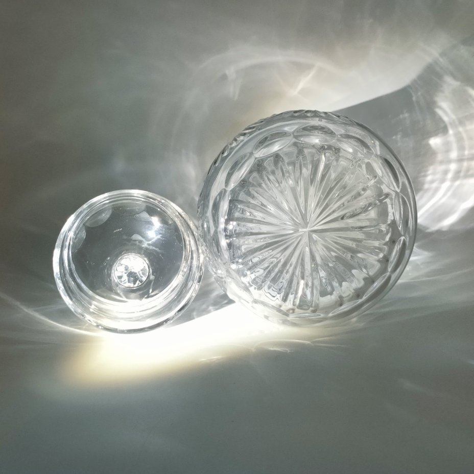 Кувшин для напитков с крышкой, украшенный рельефным декором