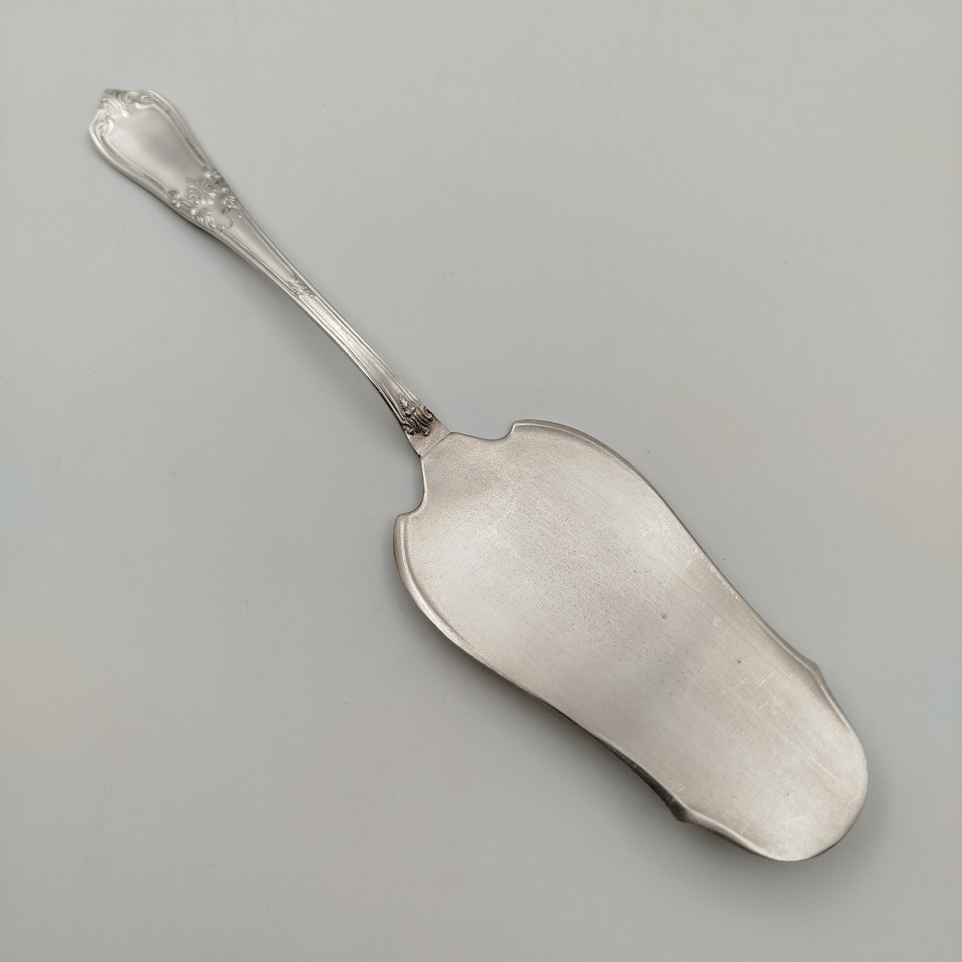Лопатка сервировочная для подачи десертов, мНЦ (медь-никель-цинк), Киевский завод столовых приборов и посуды им. Дзержинского (ЗiД, ЗиД), СССР, 1950-1970 гг.