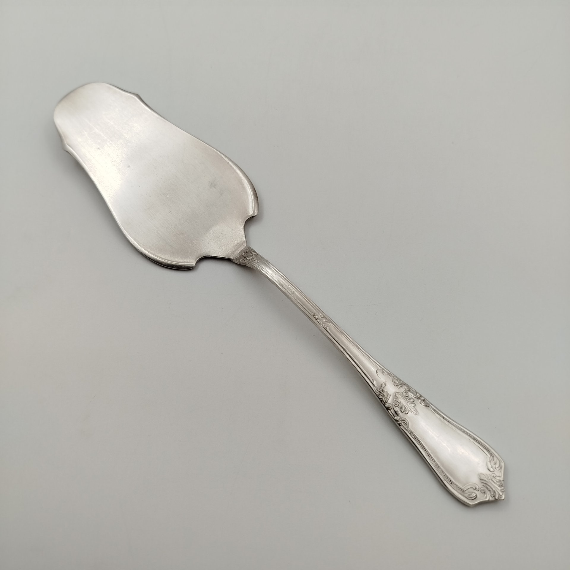 Лопатка сервировочная для подачи десертов, мНЦ (медь-никель-цинк), Киевский завод столовых приборов и посуды им. Дзержинского (ЗiД, ЗиД), СССР, 1950-1970 гг., Киевский завод столовых приборов и посуды им. Дзержинского (ЗiД