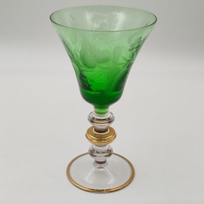 Бокал для вина зеленого оттенка с растительным декором  на фигурной ножке