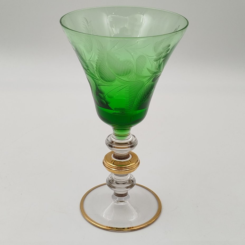 Бокал для вина зеленого оттенка с растительным декором  на фигурной ножке