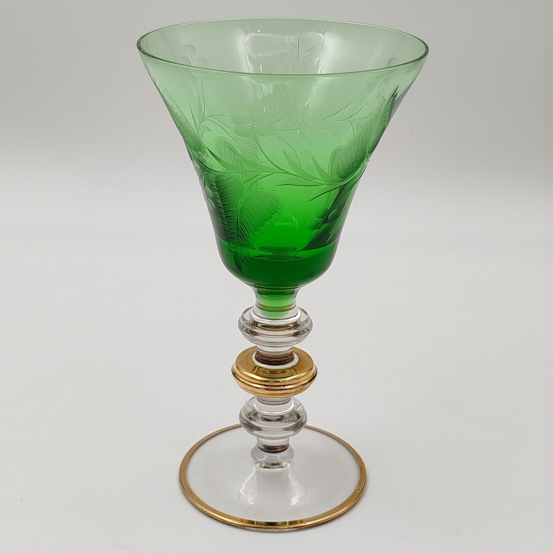 Бокал для вина зеленого оттенка с растительным декором  на фигурной ножке