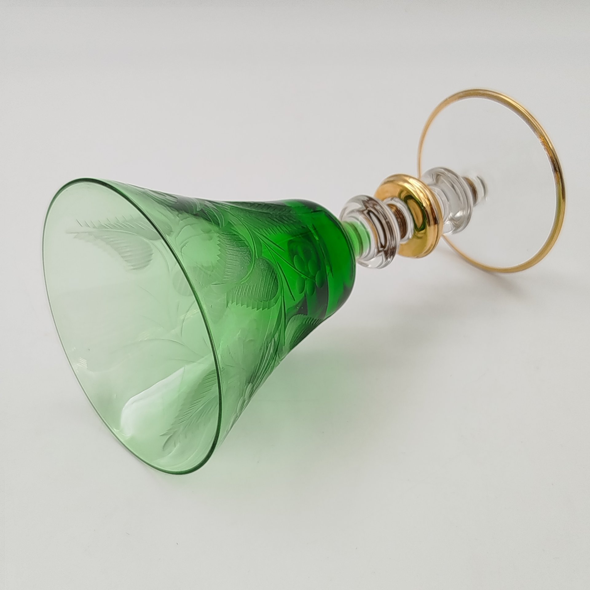 Бокал для вина зеленого оттенка с растительным декором  на фигурной ножке