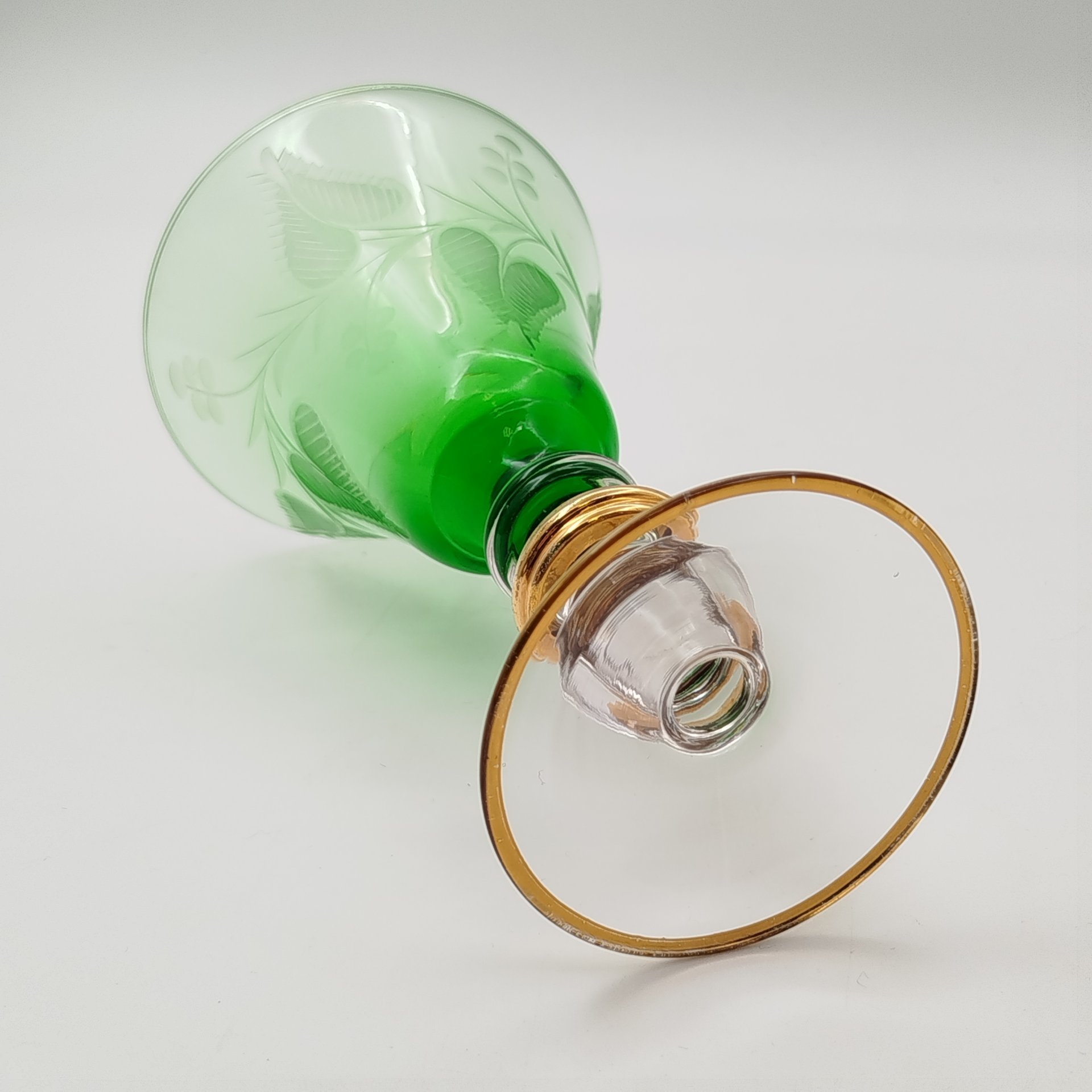 Бокал для вина зеленого оттенка с растительным декором  на фигурной ножке