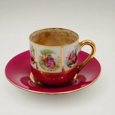 Пара кофейная пурпурного оттенка, украшенная изображением галантных сцен, фарфор, крытье, золочение, деколь, Западная Европа, 1950-1970 гг.