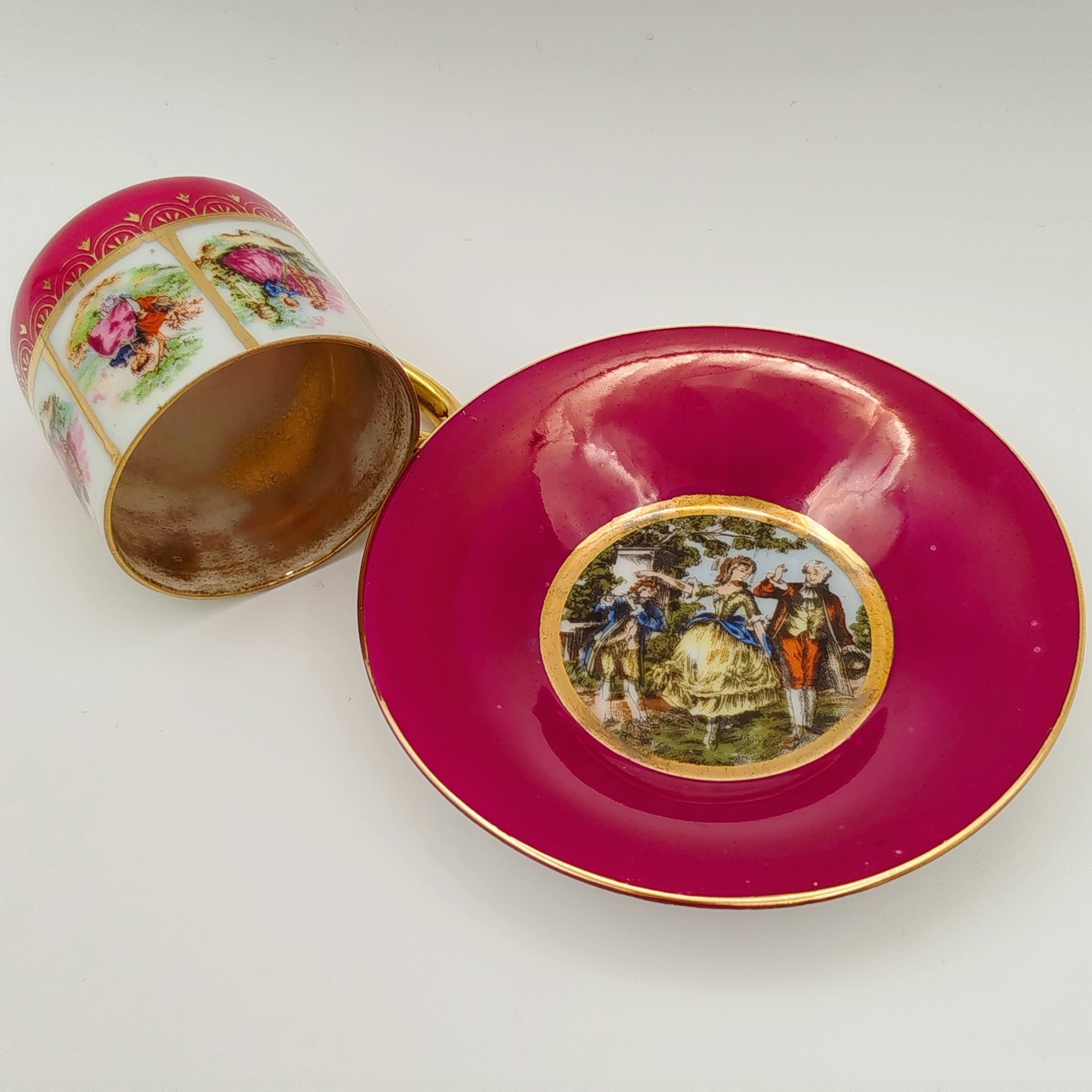 Пара кофейная пурпурного оттенка, украшенная изображением галантных сцен, фарфор, крытье, золочение, деколь, Западная Европа, 1950-1970 гг.