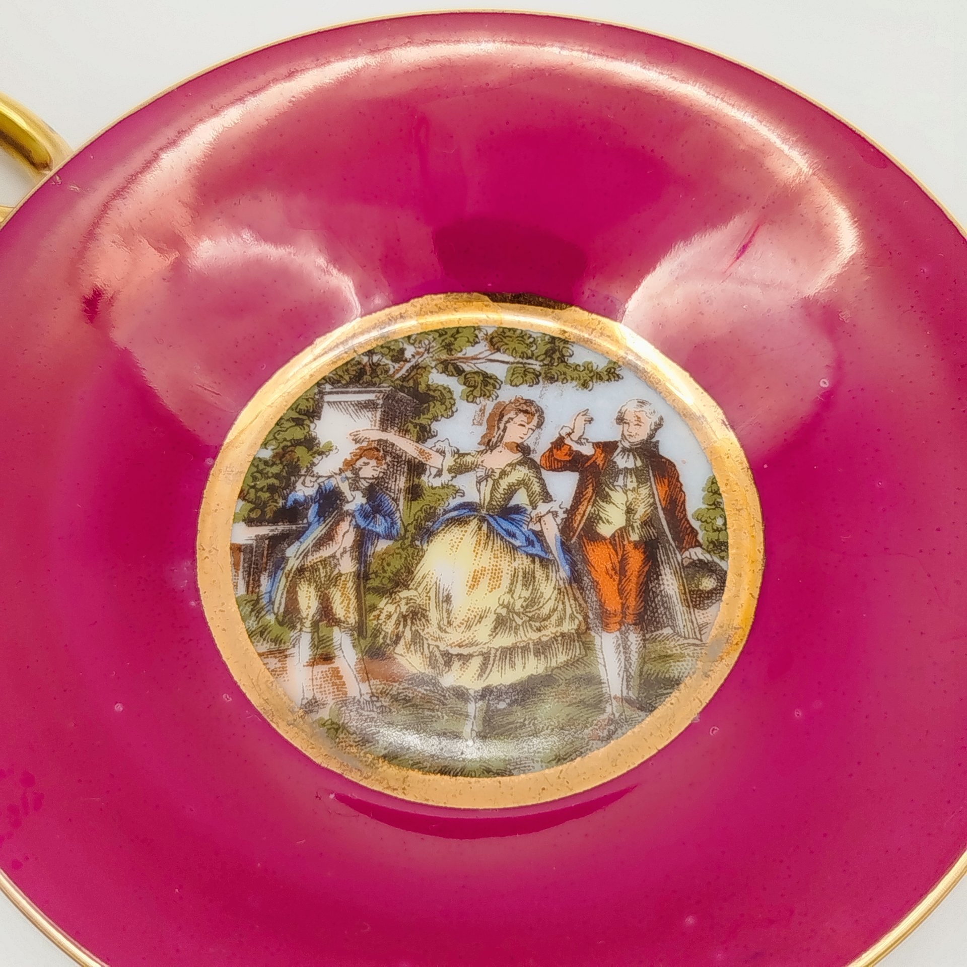 Пара кофейная пурпурного оттенка, украшенная изображением галантных сцен, фарфор, крытье, золочение, деколь, Западная Европа, 1950-1970 гг.