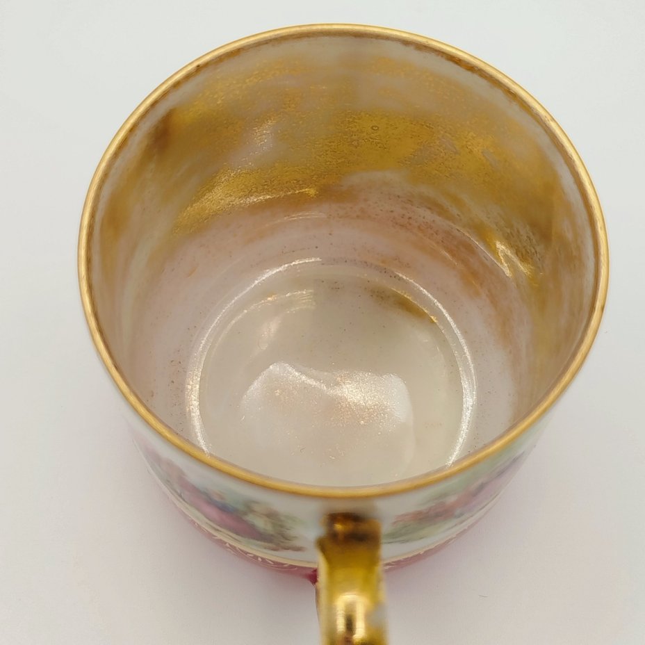 Пара кофейная пурпурного оттенка, украшенная изображением галантных сцен