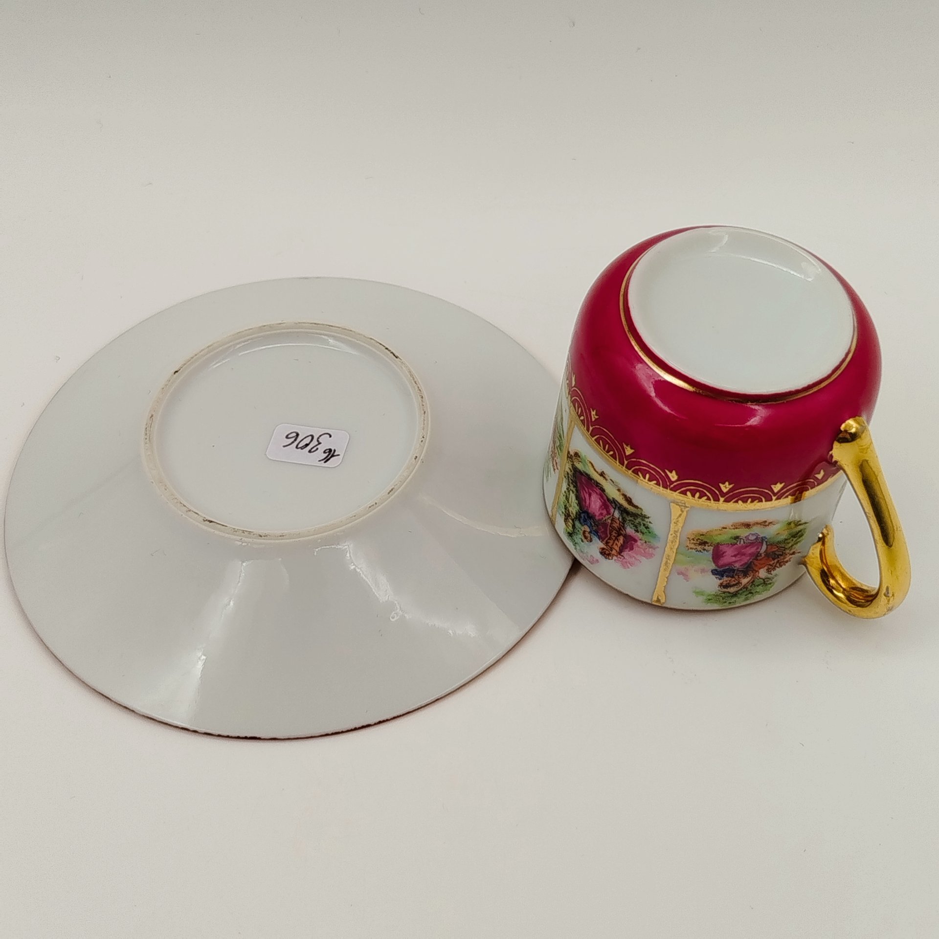 Пара кофейная пурпурного оттенка, украшенная изображением галантных сцен, фарфор, крытье, золочение, деколь, Западная Европа, 1950-1970 гг.