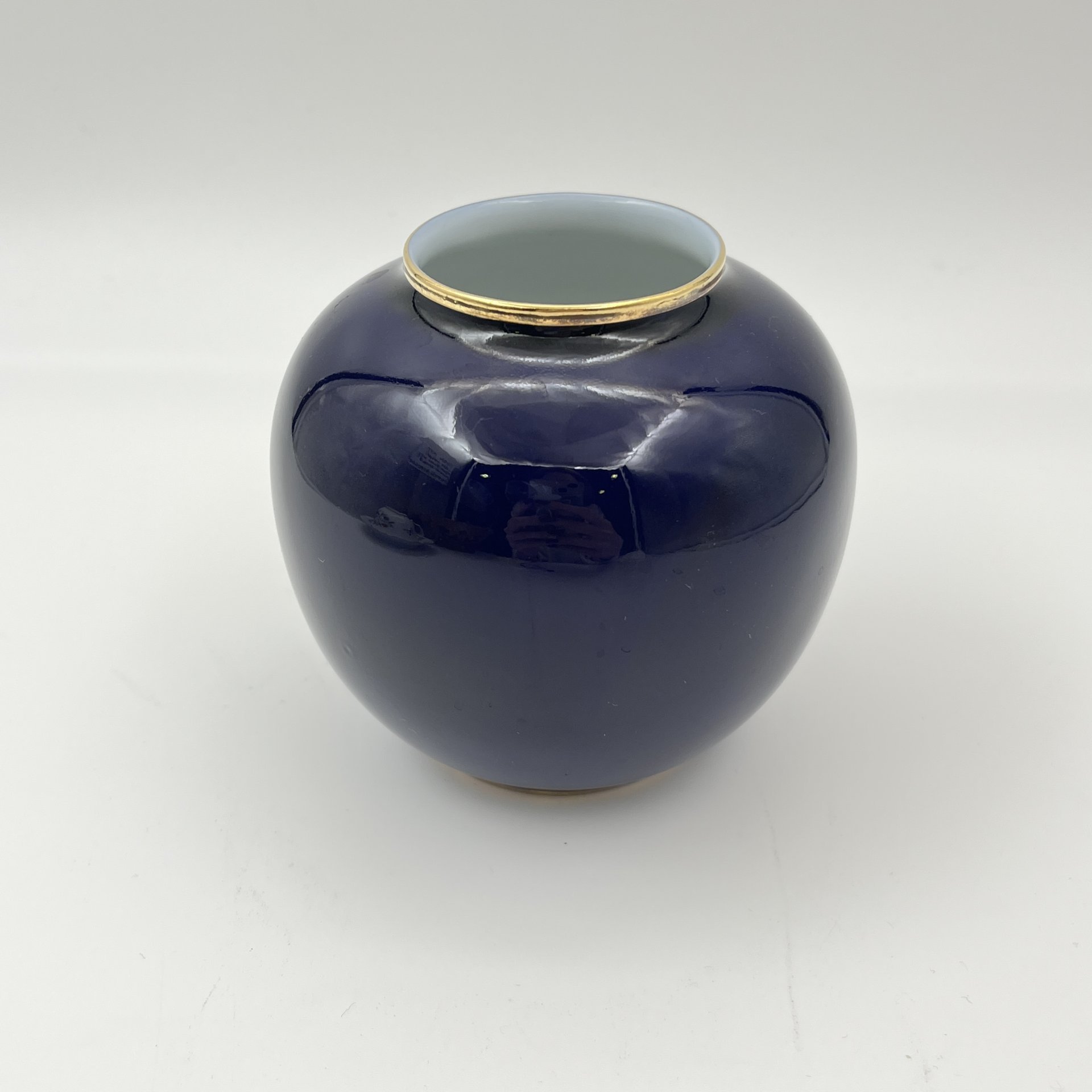 Вазочка шарообразной формы с растительным декором, KPM (Kerafina Porzellan Manufaktur)