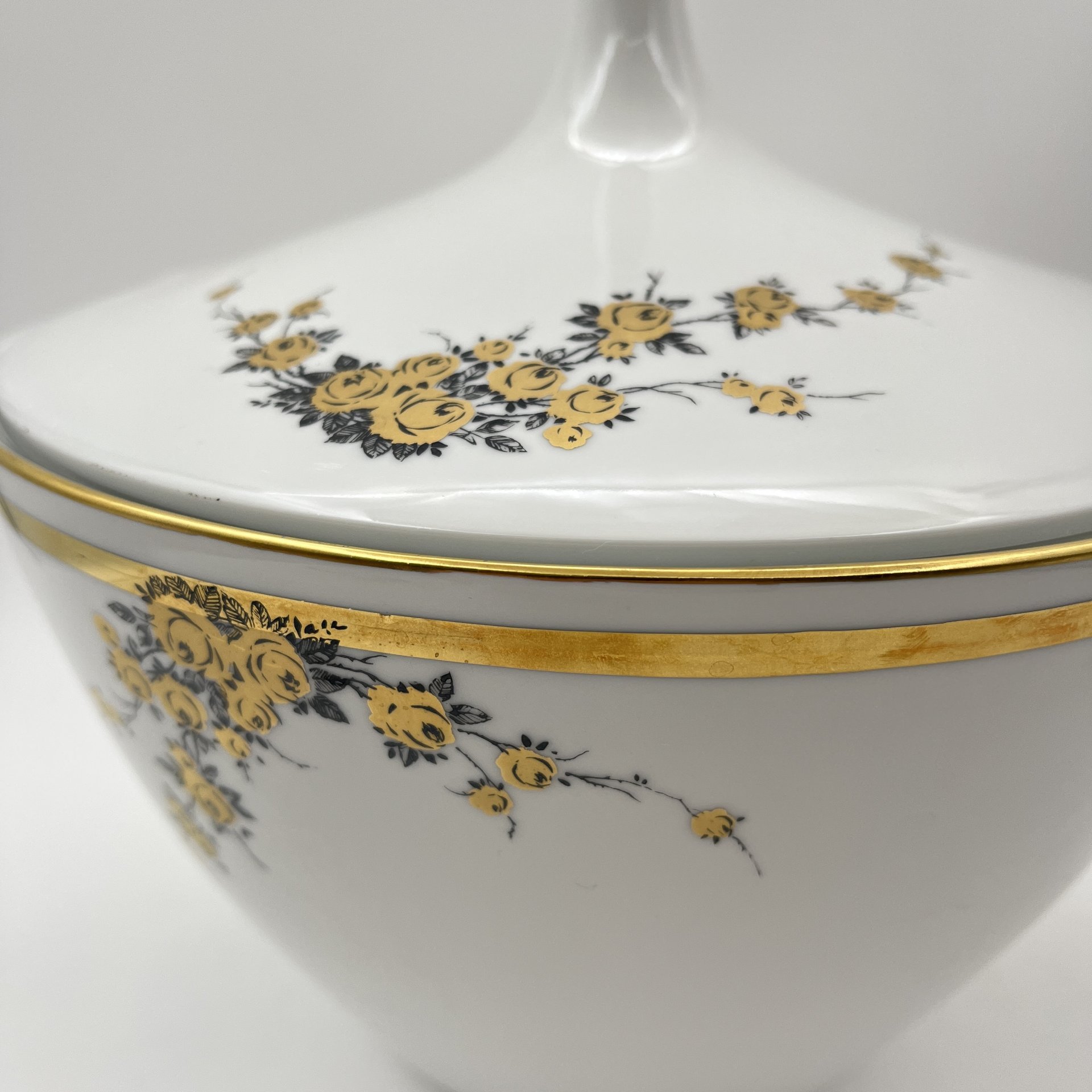 Супница с цветочным декором золотистого цвета, фарфор, деколь, золочение, Graf Von Henneberg Porzellan, 1777 Jlmenau, ГДР, 1973-1977 гг.