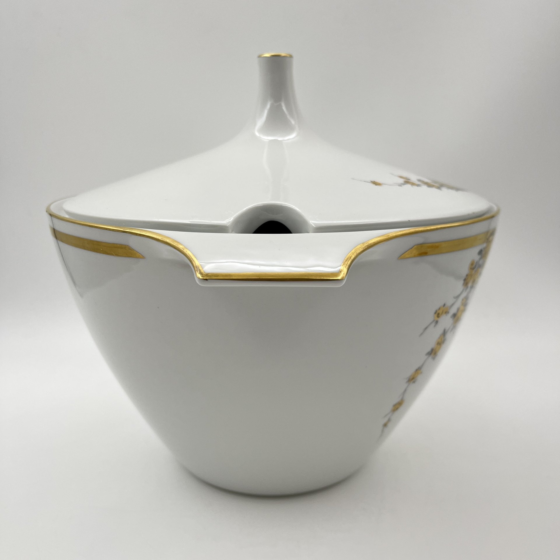 Супница с цветочным декором золотистого цвета, фарфор, деколь, золочение, Graf Von Henneberg Porzellan, 1777 Jlmenau, ГДР, 1973-1977 гг.