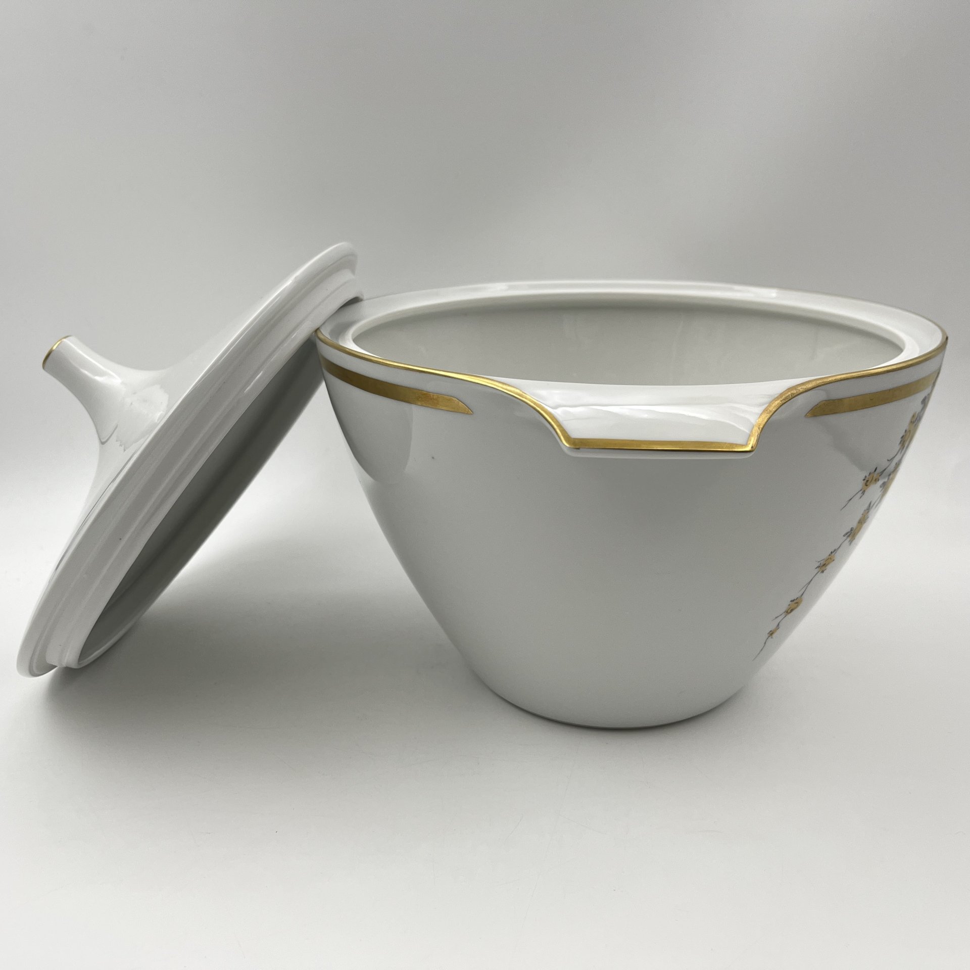 Супница с цветочным декором золотистого цвета, фарфор, деколь, золочение, Graf Von Henneberg Porzellan, 1777 Jlmenau, ГДР, 1973-1977 гг.