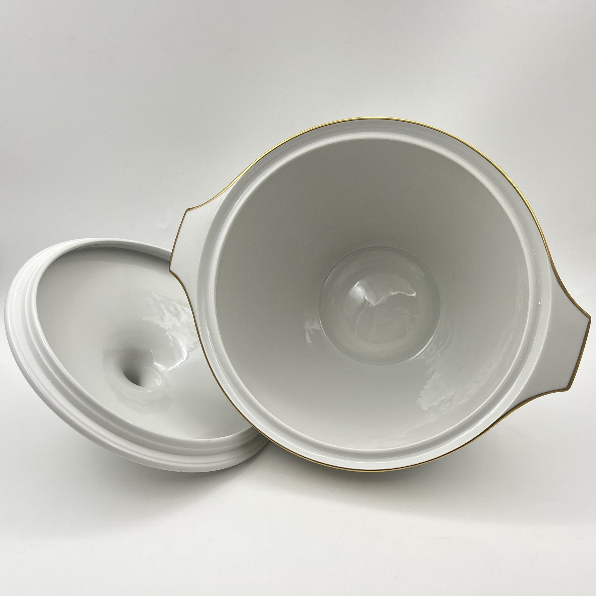 Супница с цветочным декором золотистого цвета, фарфор, деколь, золочение, Graf Von Henneberg Porzellan, 1777 Jlmenau, ГДР, 1973-1977 гг.