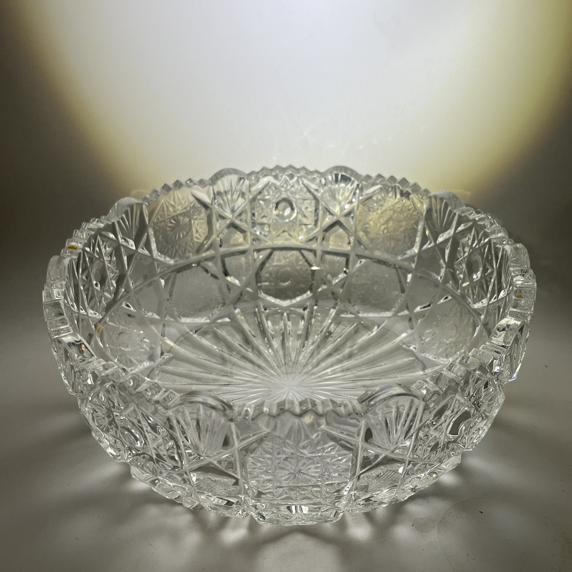Салатник круглой формы с резным геометрическим декором, хрусталь, пресс, СССР, 1970-1990 гг.