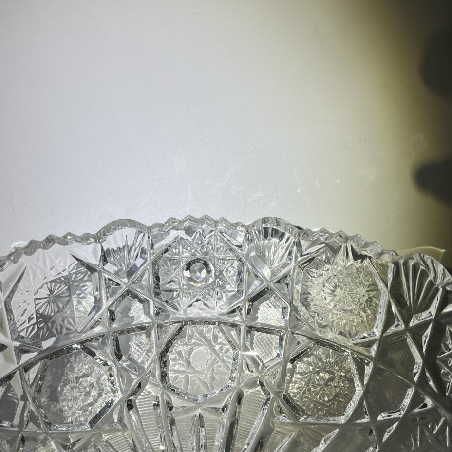 Салатник круглой формы с резным геометрическим декором