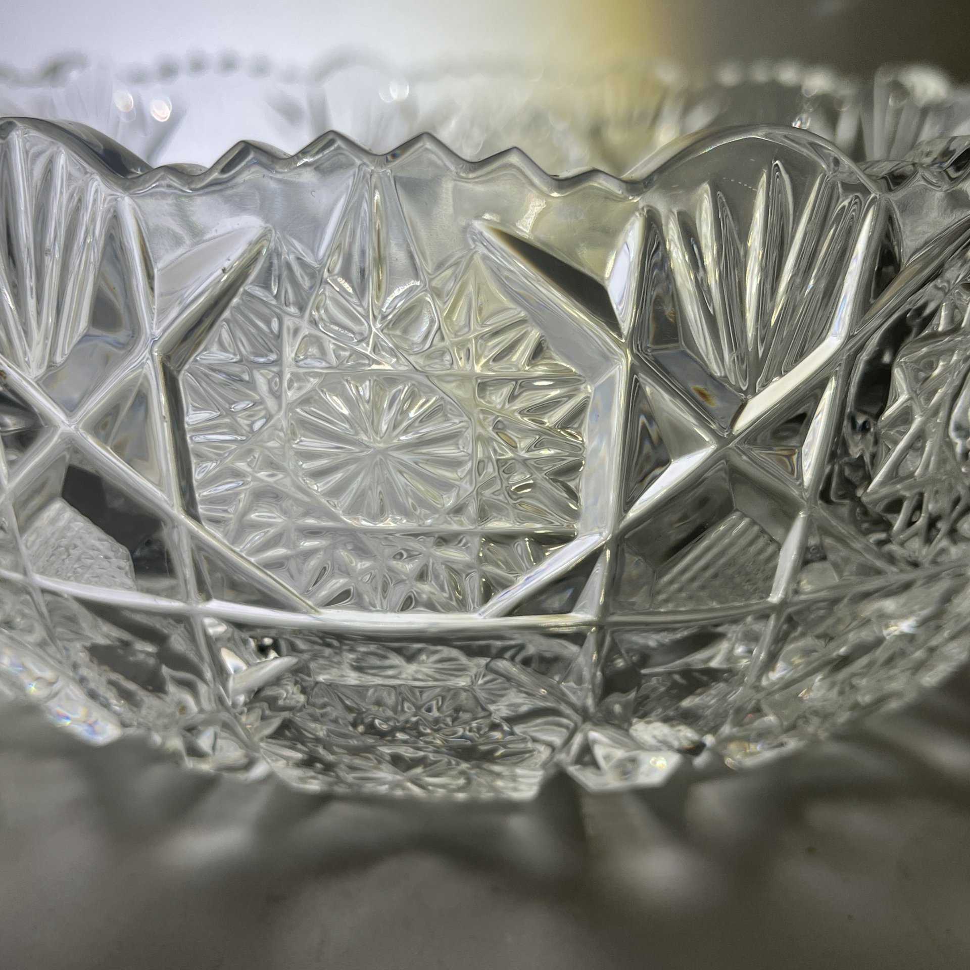 Салатник круглой формы с резным геометрическим декором, хрусталь, пресс, СССР, 1970-1990 гг.