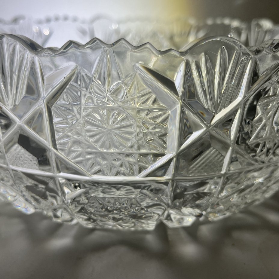 Салатник круглой формы с резным геометрическим декором