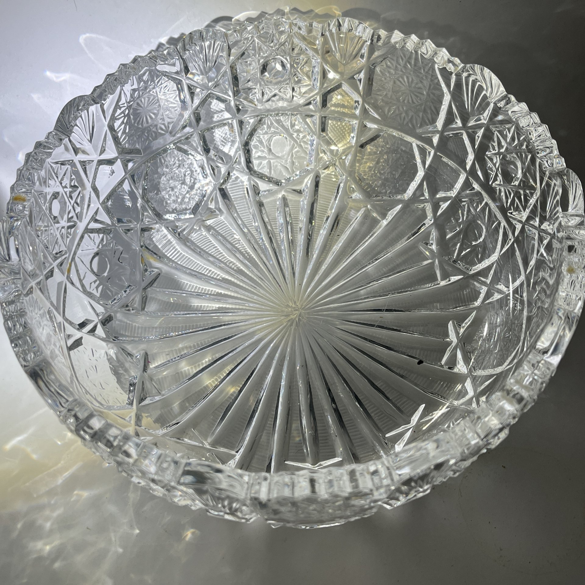 Салатник круглой формы с резным геометрическим декором, хрусталь, пресс, СССР, 1970-1990 гг.
