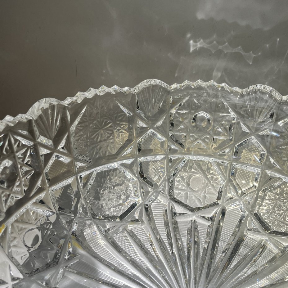 Салатник круглой формы с резным геометрическим декором