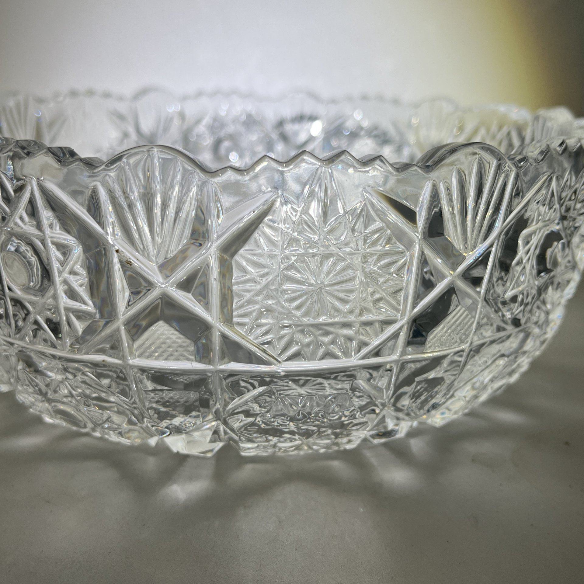 Салатник круглой формы с резным геометрическим декором, хрусталь, пресс, СССР, 1970-1990 гг.