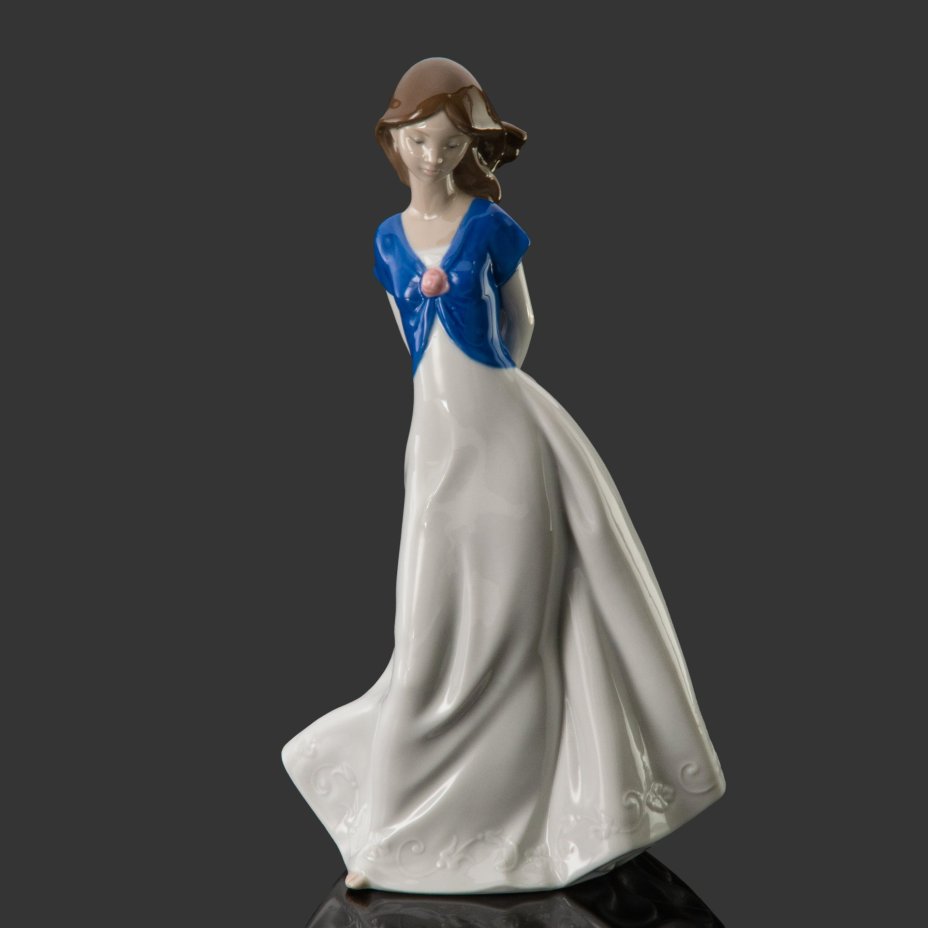 Статуэтка "Девушка с туфельками", фарфор, роспись, NAO Porcelain, Испания, 2003-2020 гг.