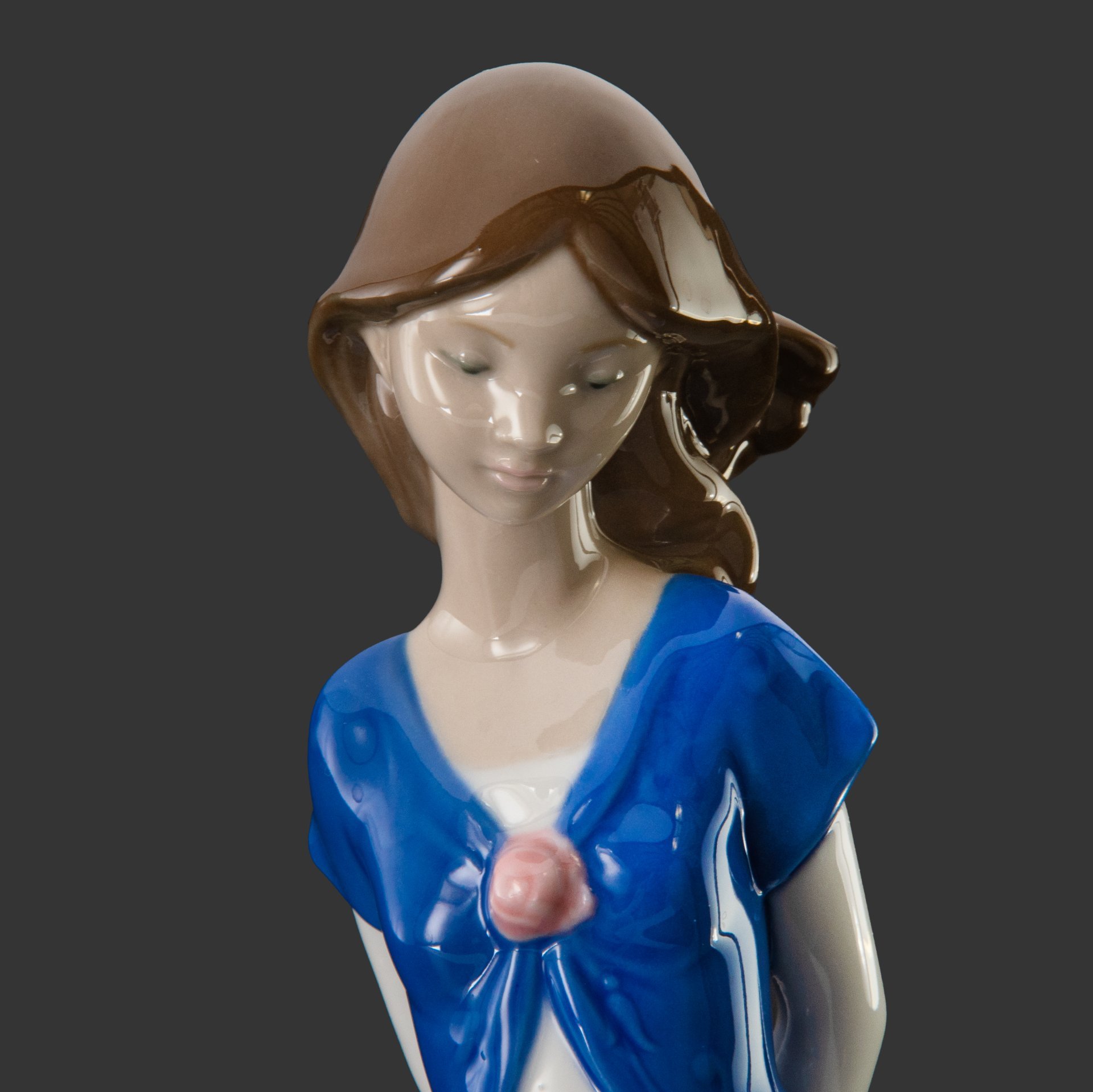 Статуэтка "Девушка с туфельками", фарфор, роспись, NAO Porcelain, Испания, 2003-2020 гг.