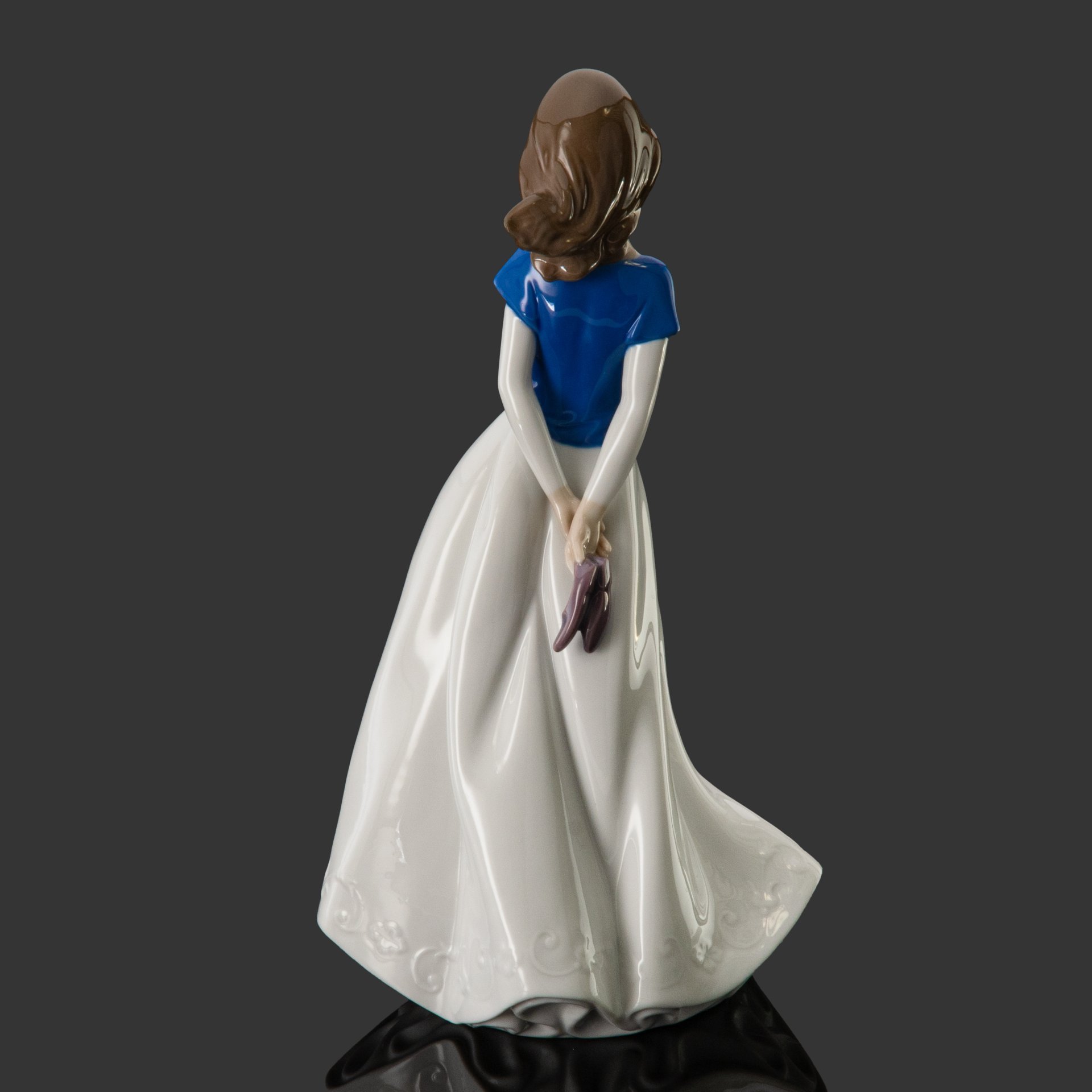 Статуэтка "Девушка с туфельками", фарфор, роспись, NAO Porcelain, Испания, 2003-2020 гг.