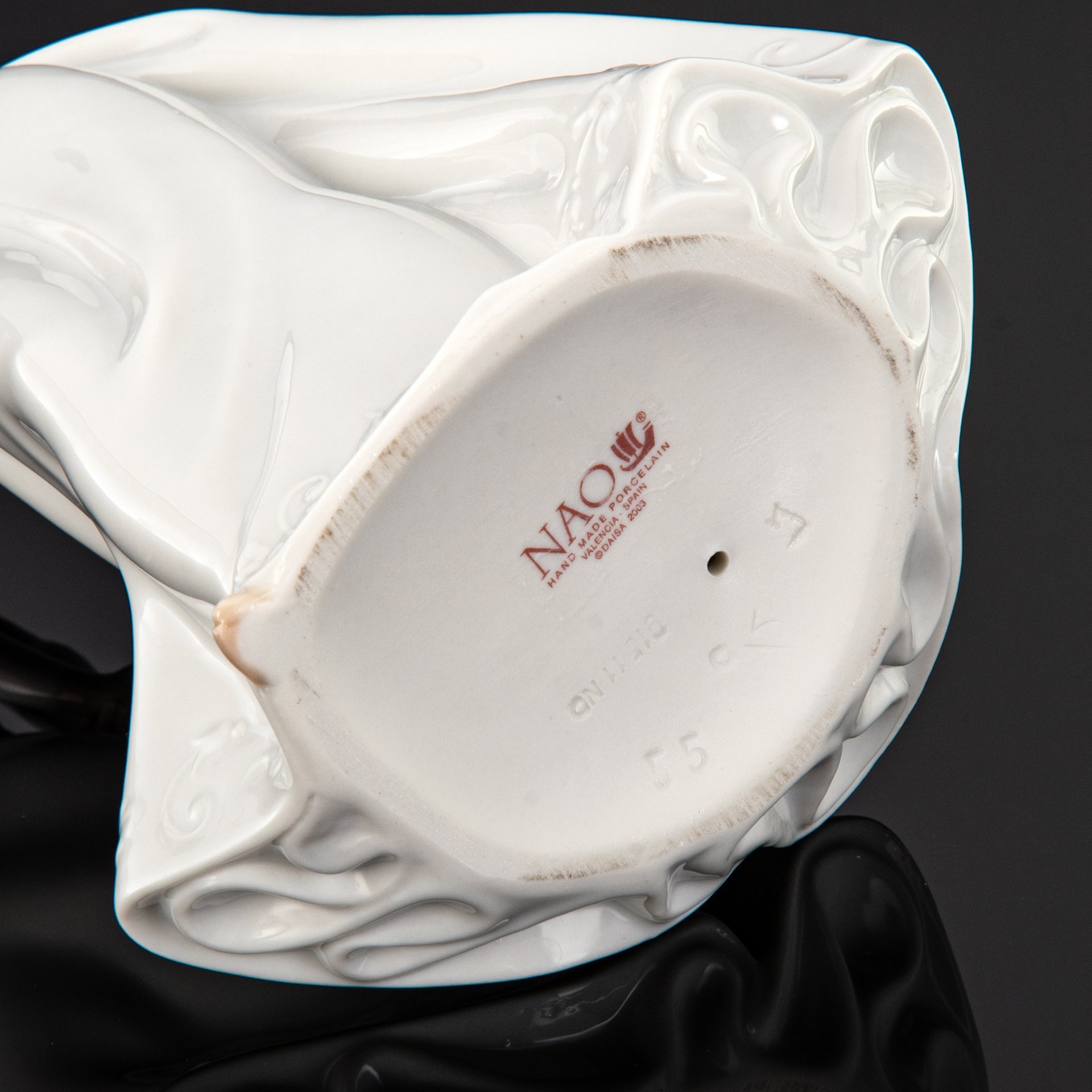 Статуэтка "Девушка с туфельками", фарфор, роспись, NAO Porcelain, Испания, 2003-2020 гг.