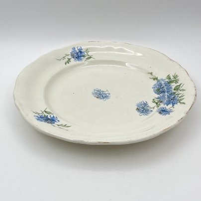 Тарелка, украшенная цветочным декором, фаянс, деколь, золочение, Конаковский фаянсовый завод им. М.И. Калинина (ЗиК Конаково), СССР, 1946-1952 гг.