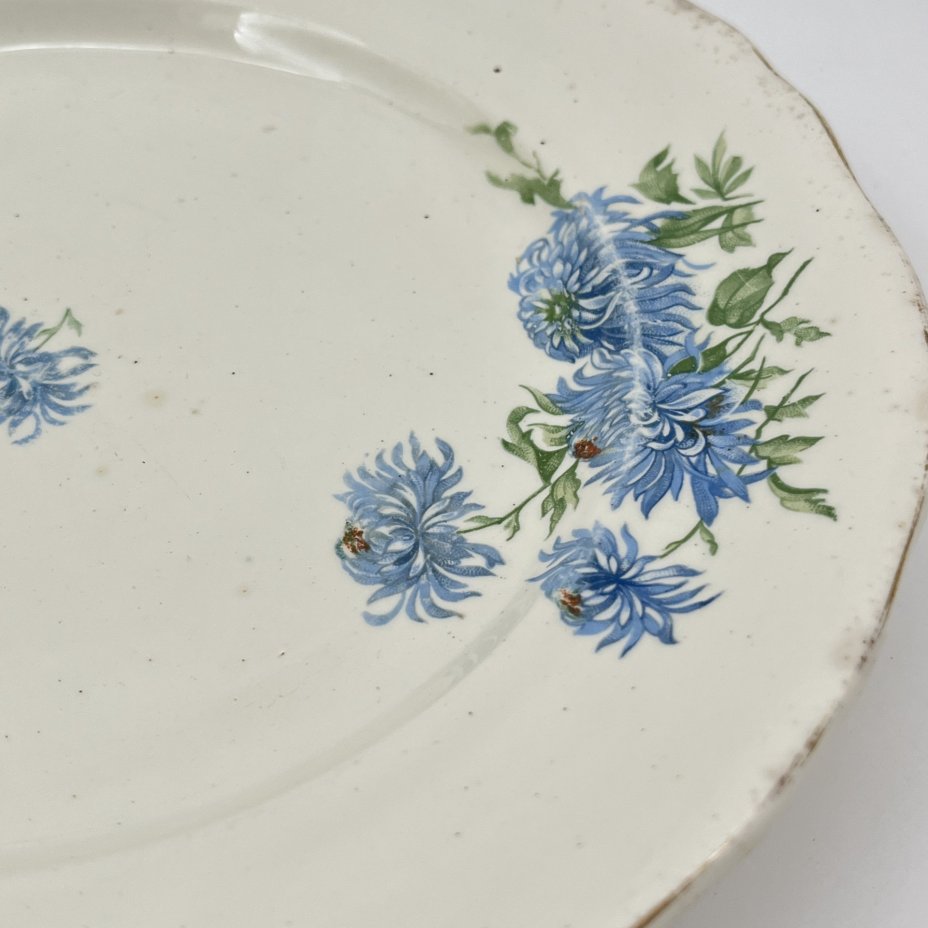 Тарелка, украшенная цветочным декором, фаянс, деколь, золочение, Конаковский фаянсовый завод им. М.И. Калинина (ЗиК Конаково), СССР, 1946-1952 гг.