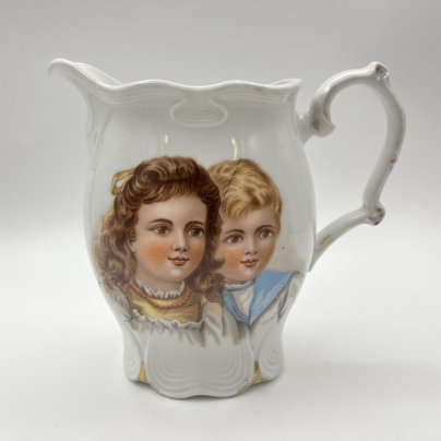 Молочник/сливочник с рельефным декором, украшенный изображением детей, фарфор, деколь, золочение, Германия, 1900-1930 гг.