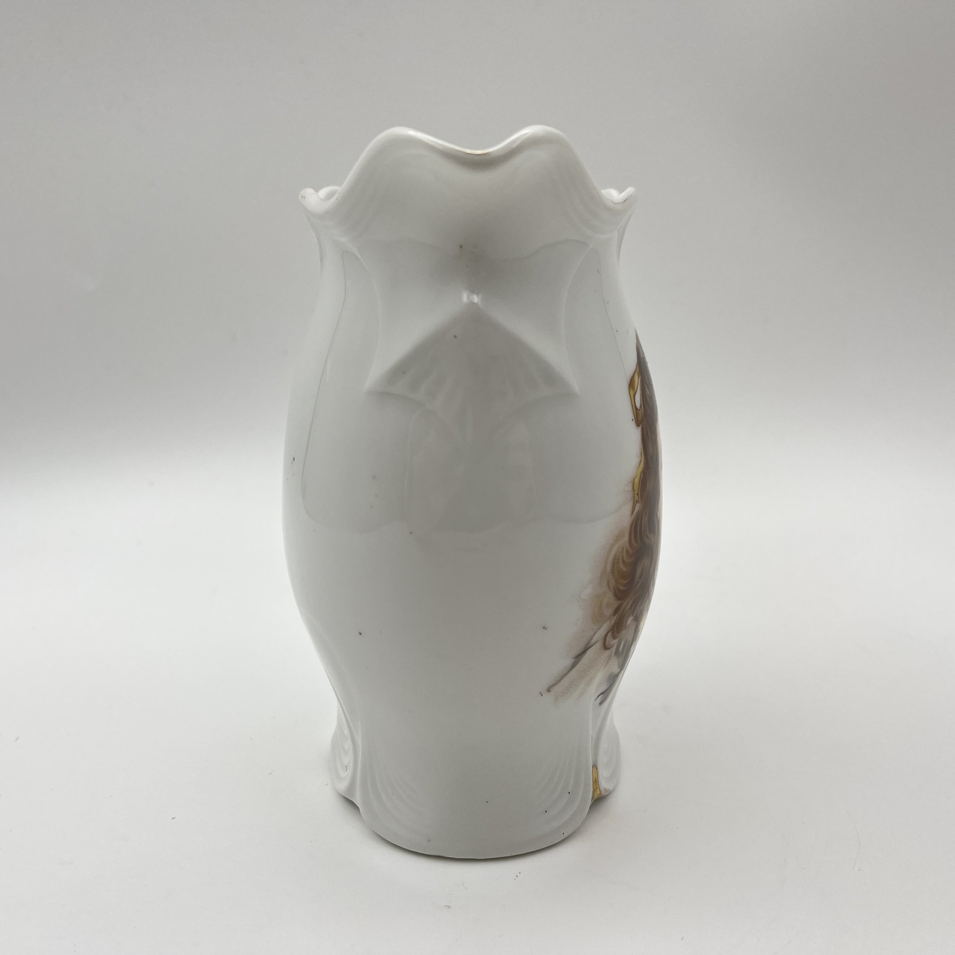 Молочник/сливочник с рельефным декором, украшенный изображением детей, фарфор, деколь, золочение, Германия, 1900-1930 гг.