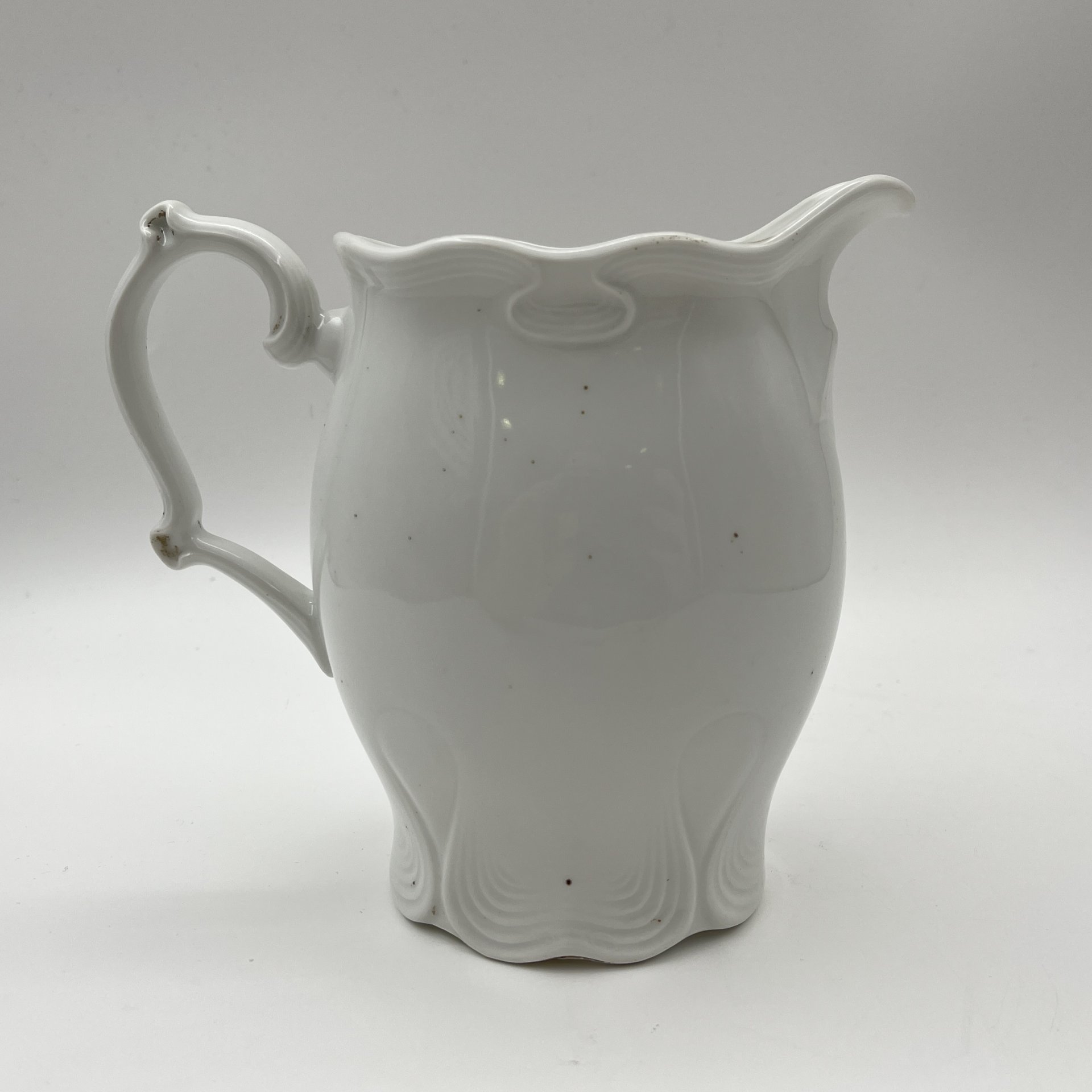 Молочник/сливочник с рельефным декором, украшенный изображением детей, фарфор, деколь, золочение, Германия, 1900-1930 гг.