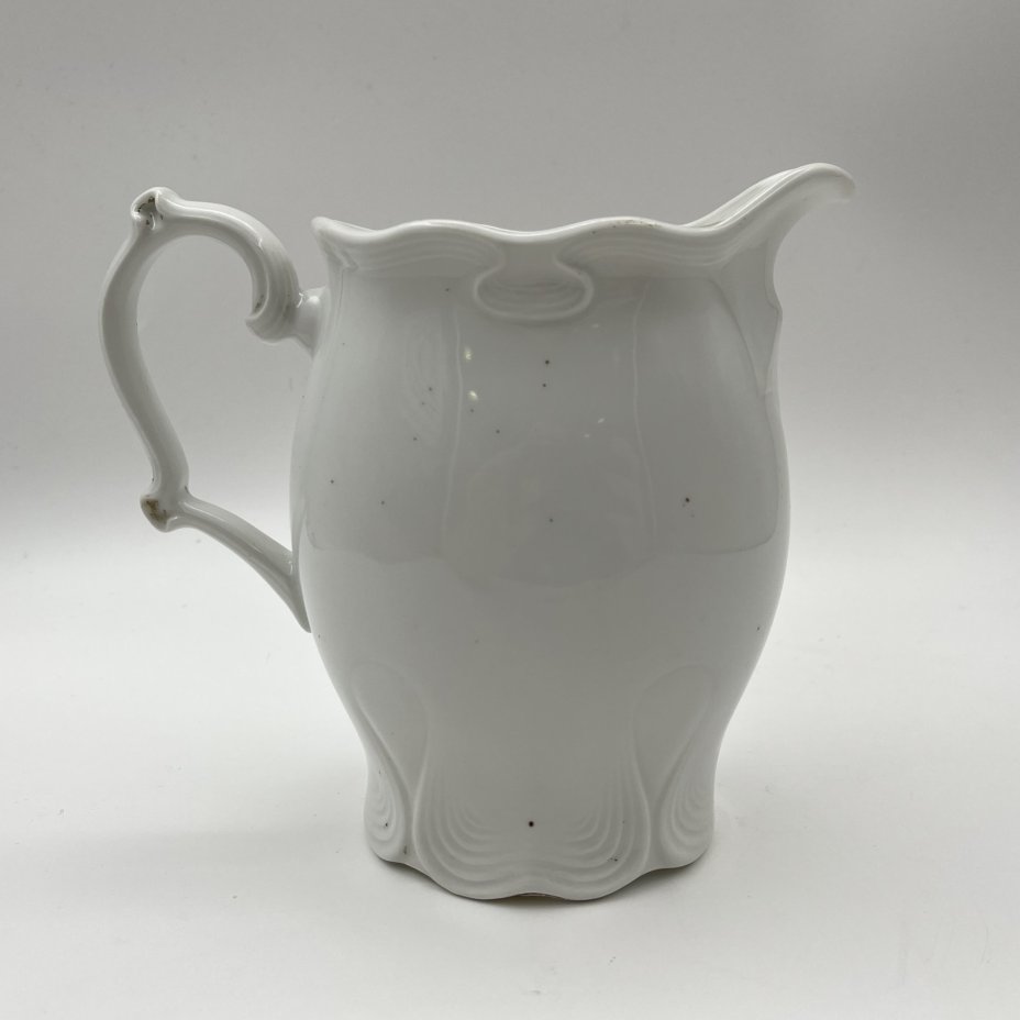 Молочник/сливочник с рельефным декором, украшенный изображением детей, фарфор, деколь, золочение, Германия, 1900-1930 гг.