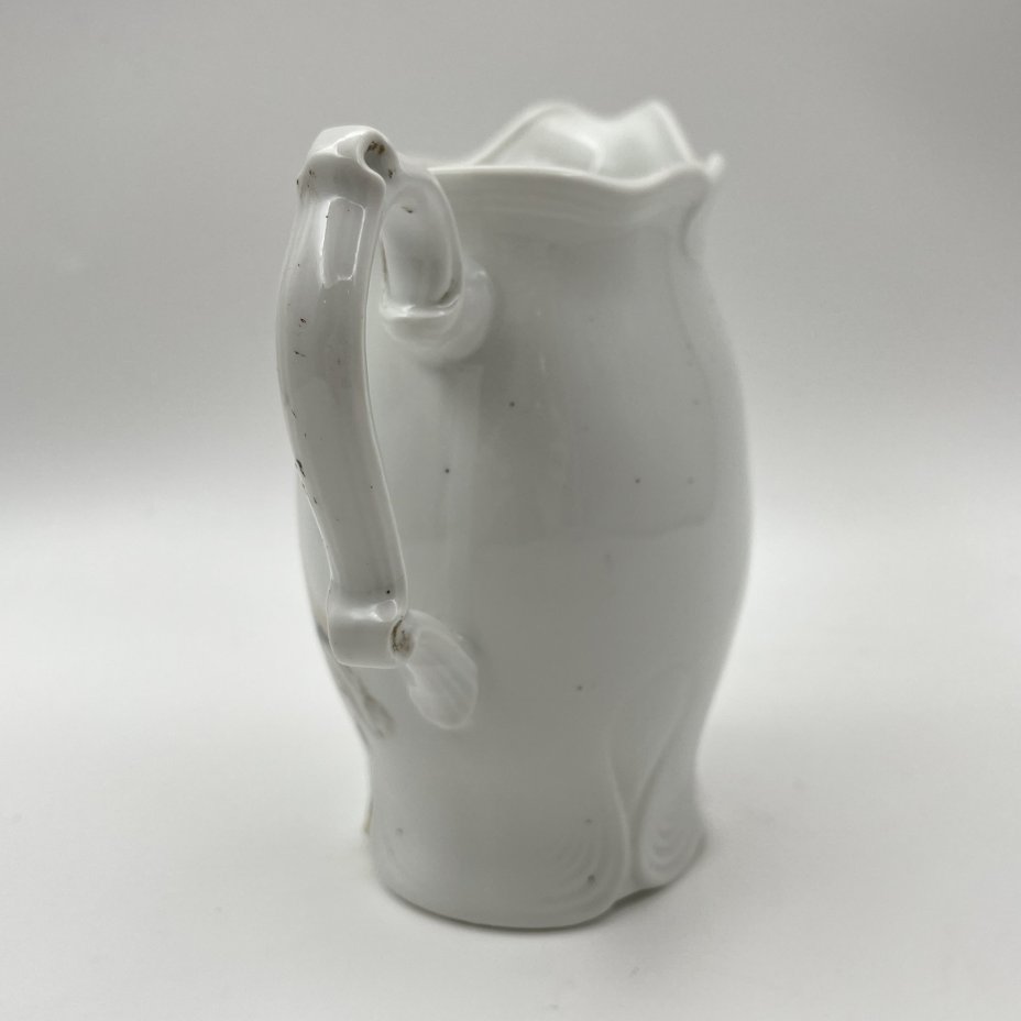 Молочник/сливочник с рельефным декором, украшенный изображением детей, фарфор, деколь, золочение, Германия, 1900-1930 гг.