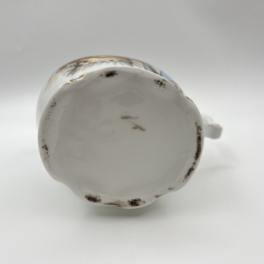 Молочник/сливочник с рельефным декором, украшенный изображением детей, фарфор, деколь, золочение, Германия, 1900-1930 гг.