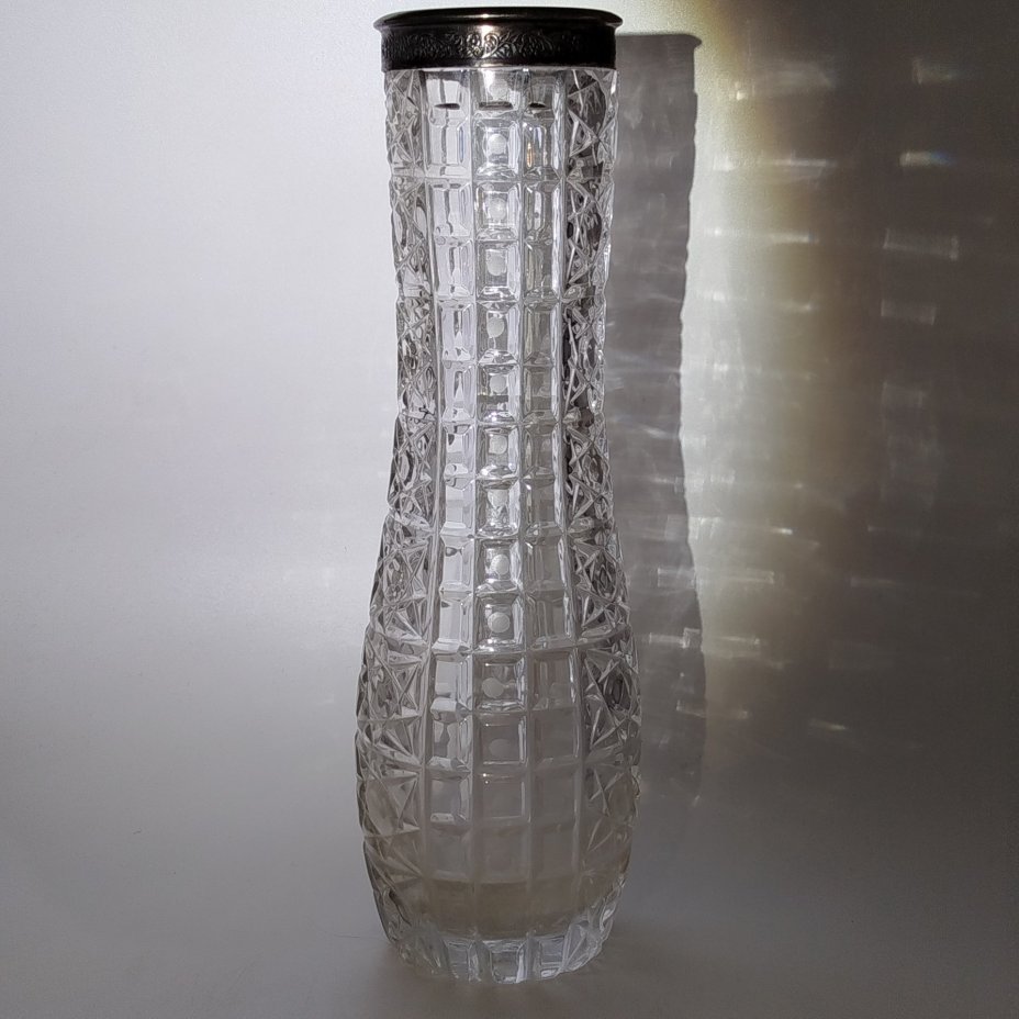 Ваза вытянутой формы с металлической оплеткой