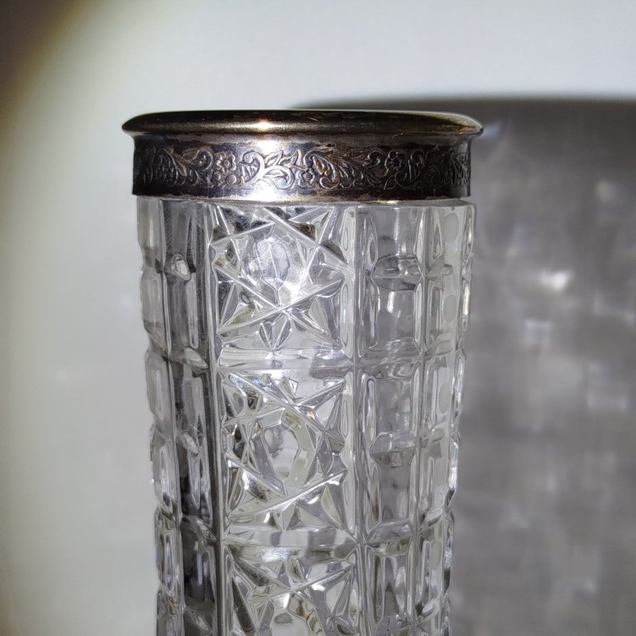 Ваза вытянутой формы с металлической оплеткой