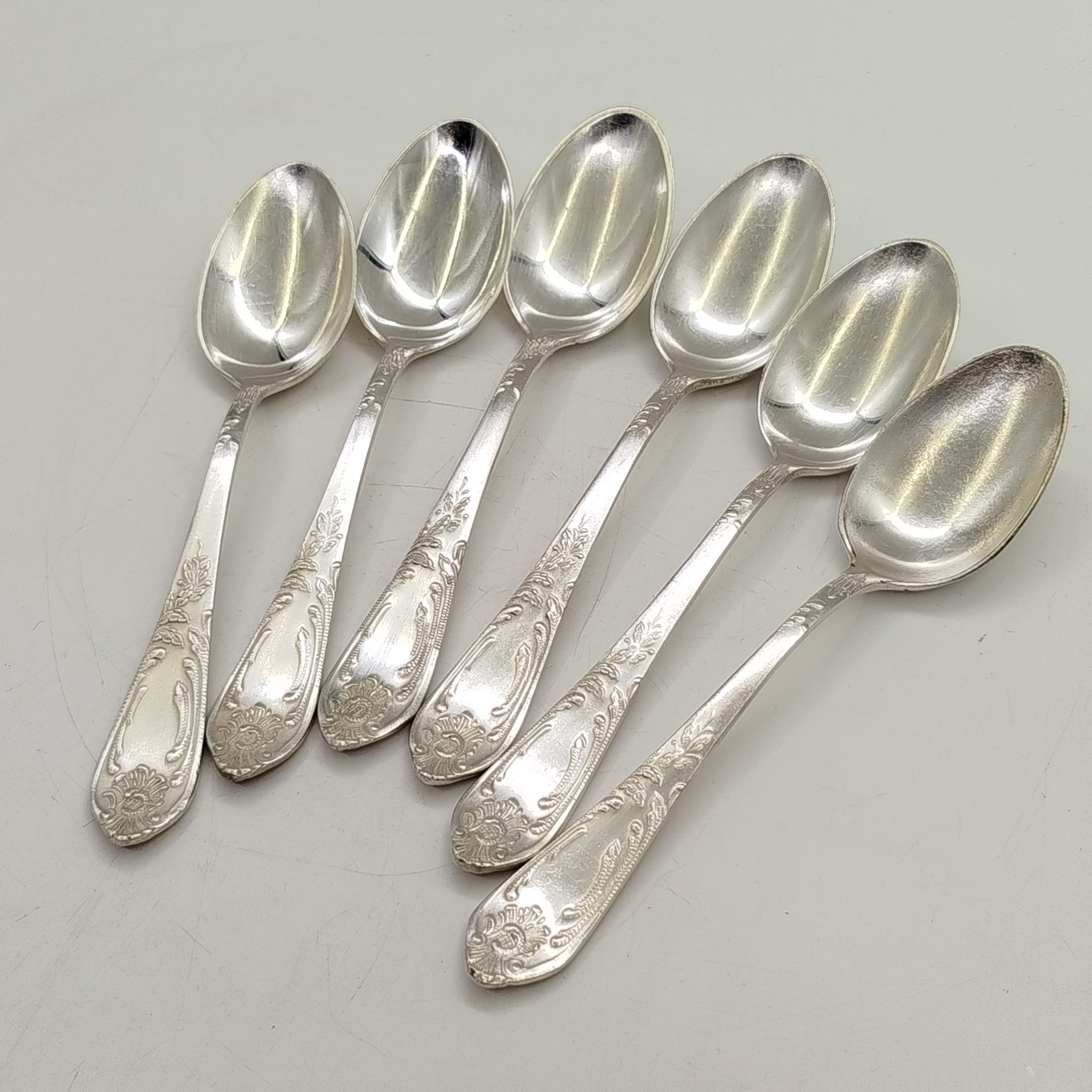 Комплект из 6-ти чайных ложек, украшенных растительным декором, мНЦ (медь-никель-цинк), Вольнянский завод столовых приборов им. Шевченко (ЗiШ, ЗиШ), СССР, 1970-1990 гг.