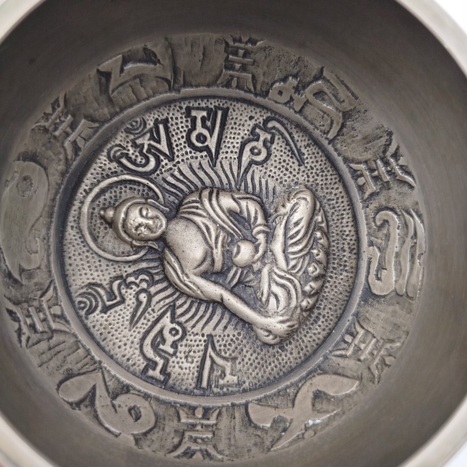 Чаша для медитаций с рельефным изображением Будды и мантрой "ом мани падме хум"