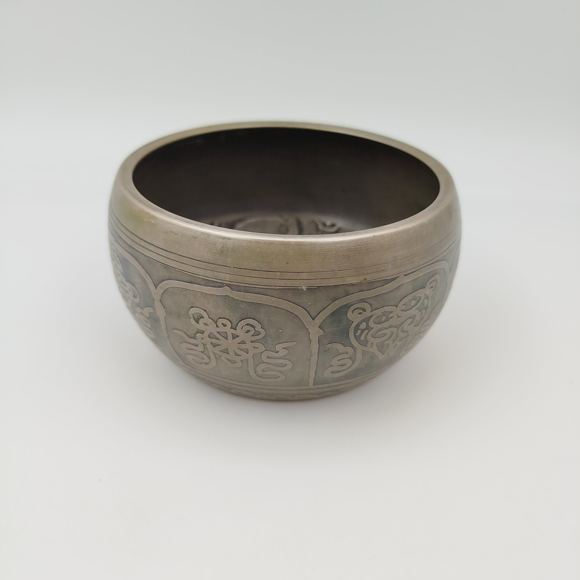 Чаша для медитаций с рельефным изображением Будды и мантрой "ом мани падме хум"