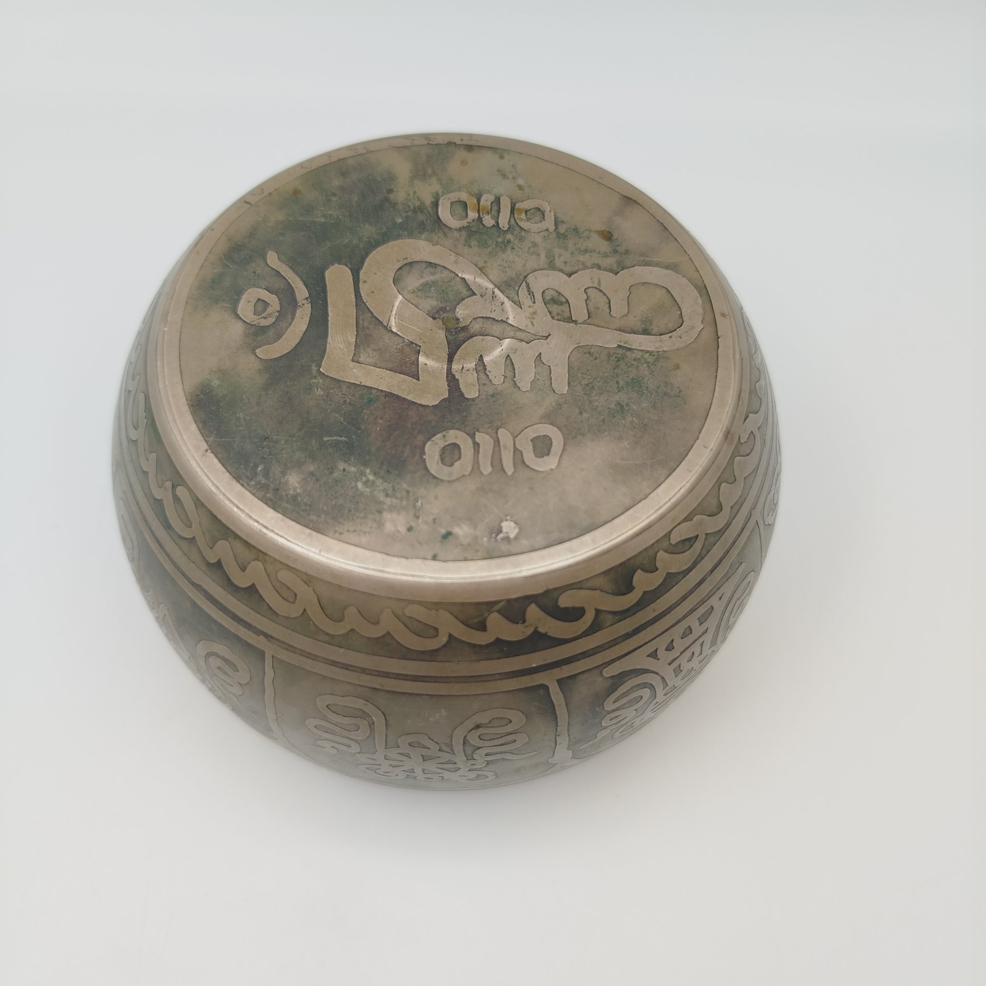 Чаша для медитаций с рельефным изображением Будды и мантрой "ом мани падме хум"