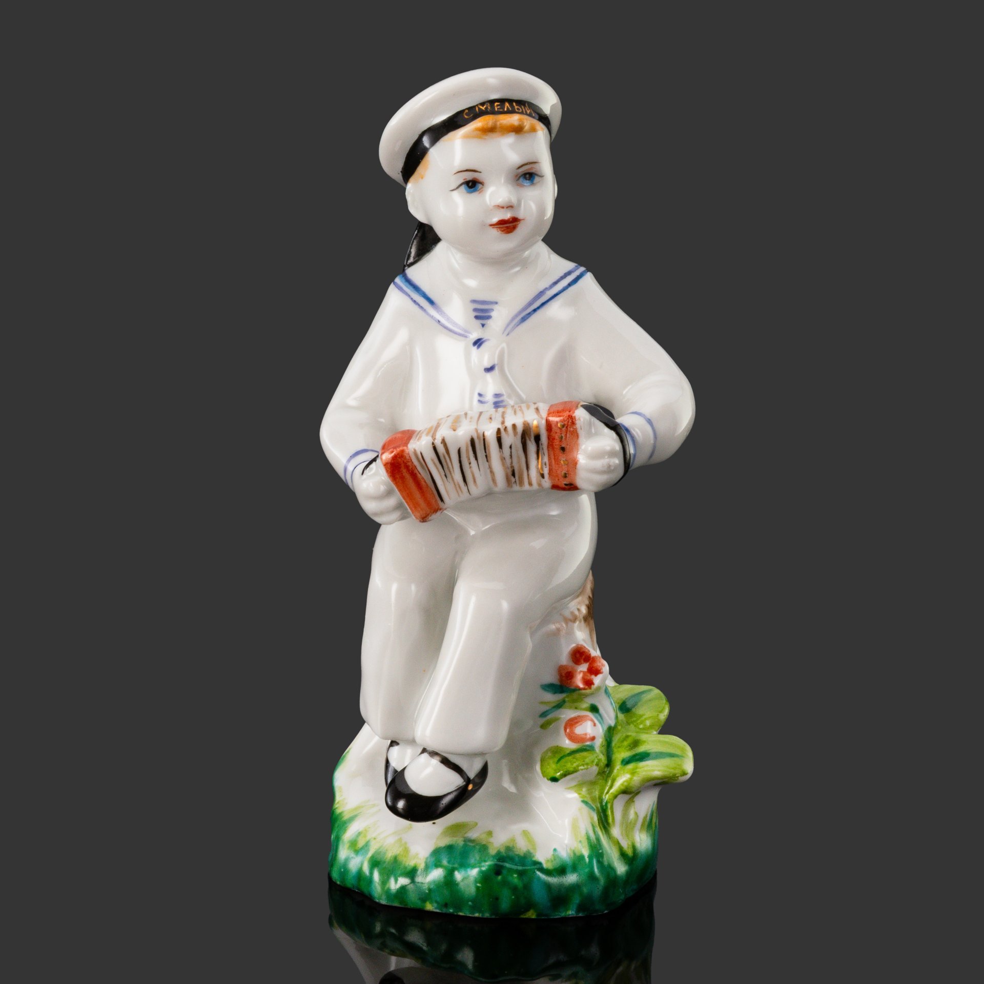 Статуэтка "Юный гармонист" (Морячок), скульптор Г.С. Столбова, художник Е.Н. Лупанова, фарфор, роспись, золочение, Ленинградский фарфоровый завод (ЛФЗ), СССР, 1960-1969 гг.