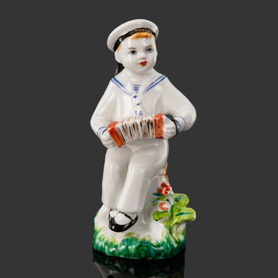 Статуэтка "Юный гармонист" (Морячок), скульптор Г.С. Столбова, художник Е.Н. Лупанова, фарфор, роспись, золочение, Ленинградский фарфоровый завод (ЛФЗ), СССР, 1960-1969 гг.