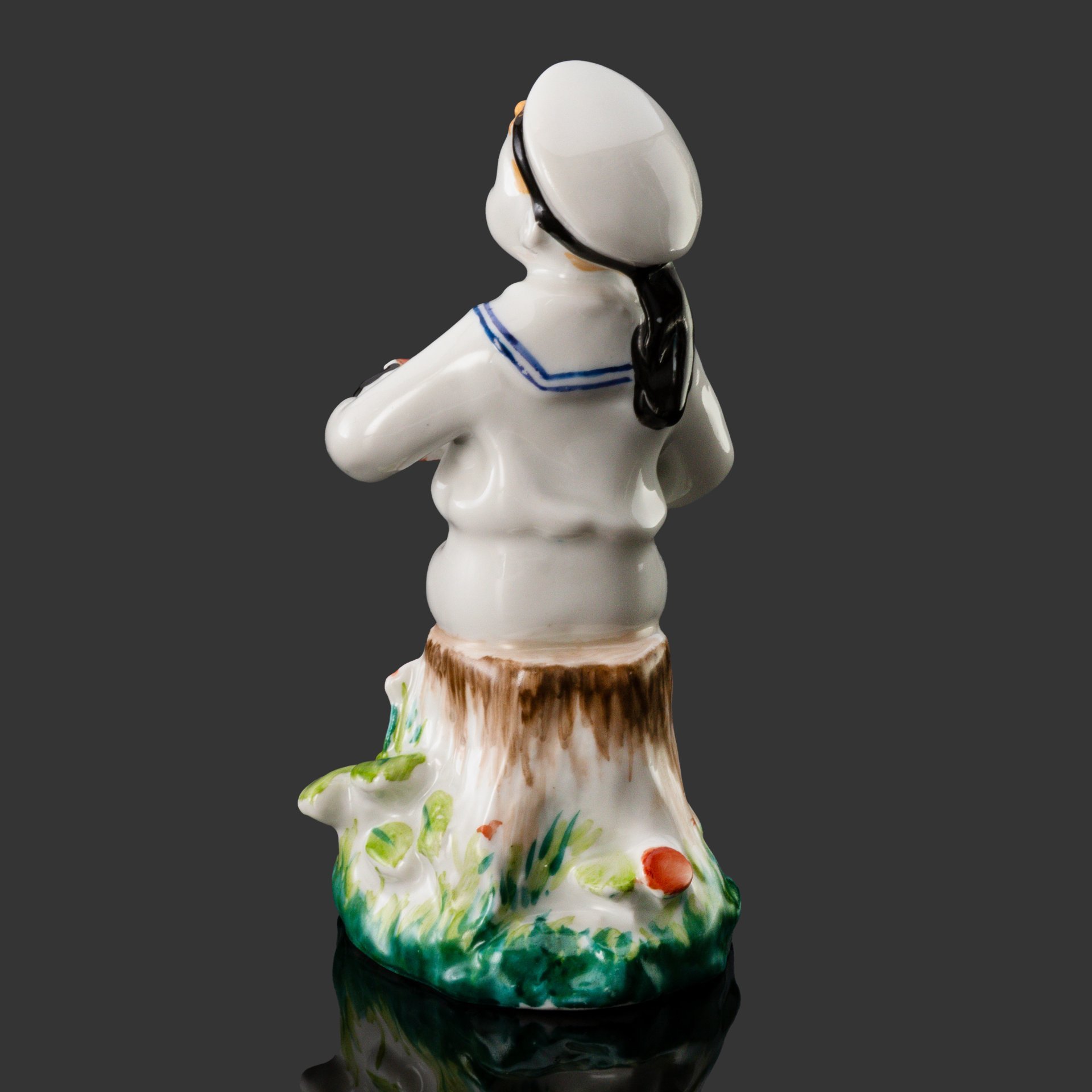 Статуэтка "Юный гармонист" (Морячок), скульптор Г.С. Столбова, художник Е.Н. Лупанова, фарфор, роспись, золочение, Ленинградский фарфоровый завод (ЛФЗ), СССР, 1960-1969 гг.
